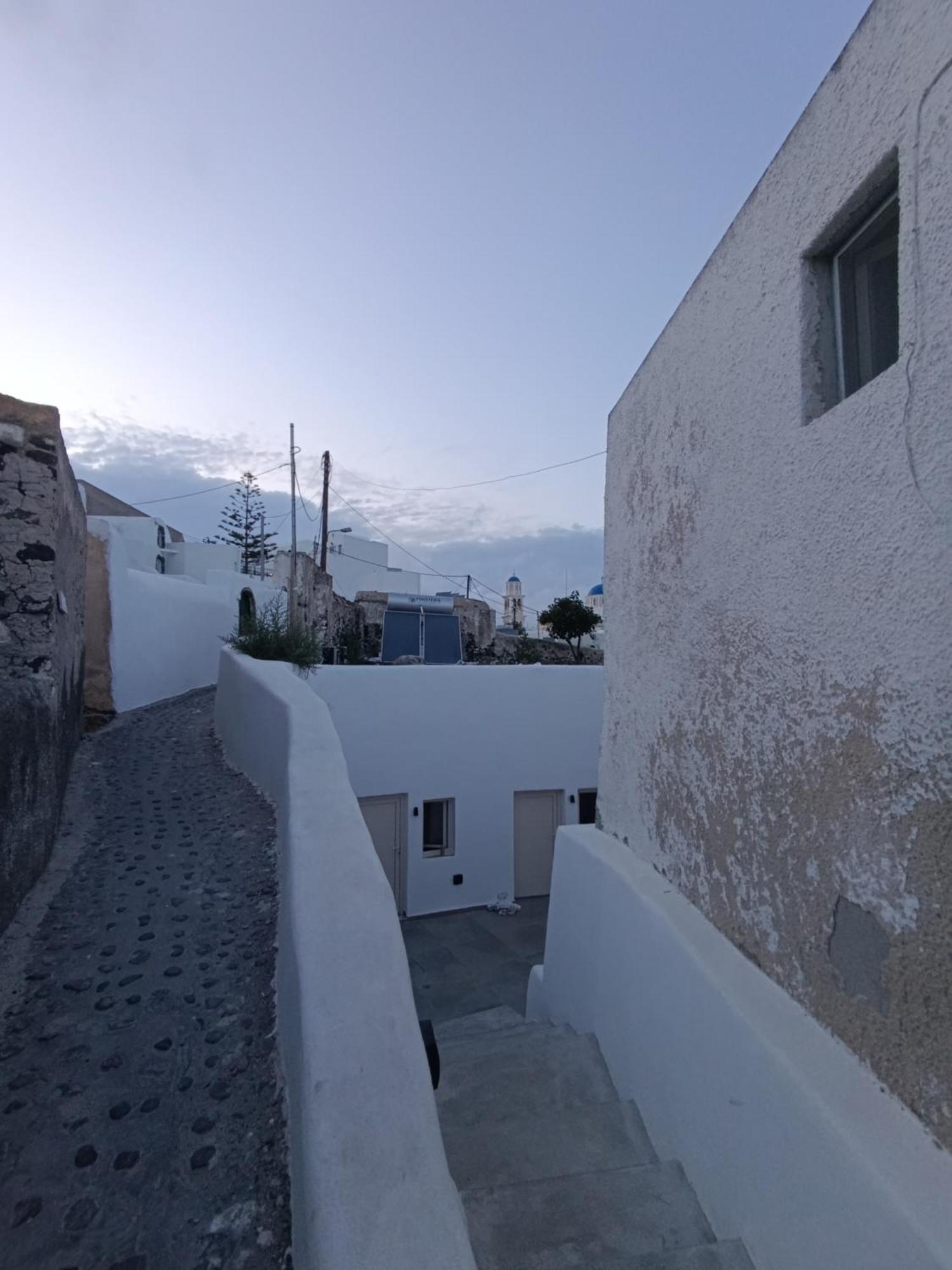 Cycladic Center Cave Rooms Fira  Exterior foto