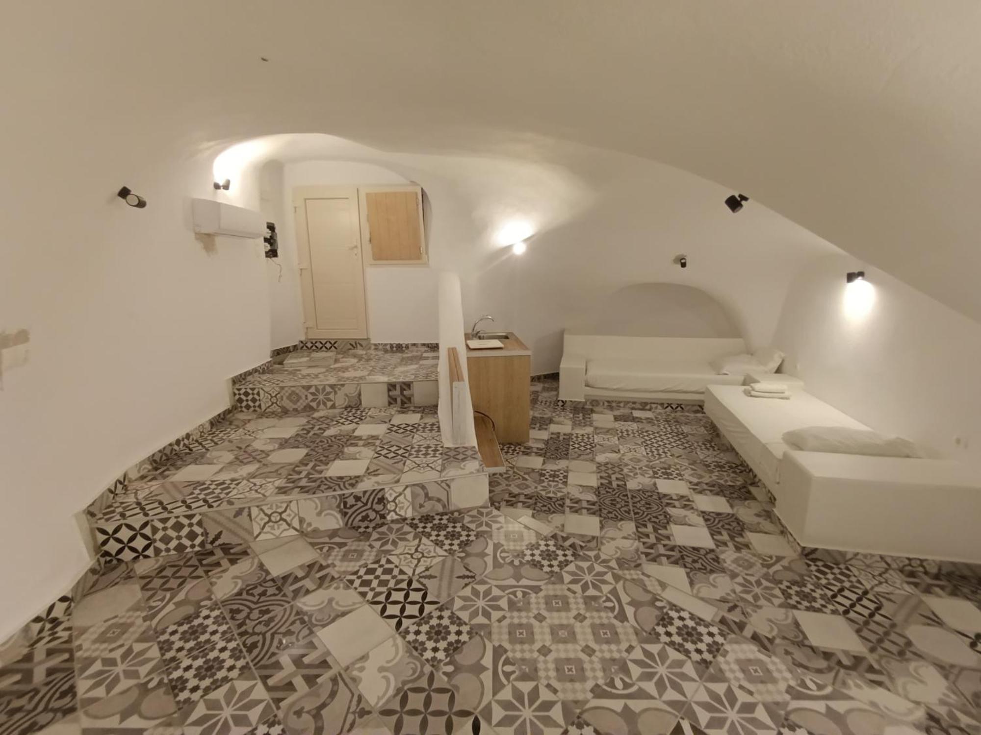 Cycladic Center Cave Rooms Fira  Exterior foto