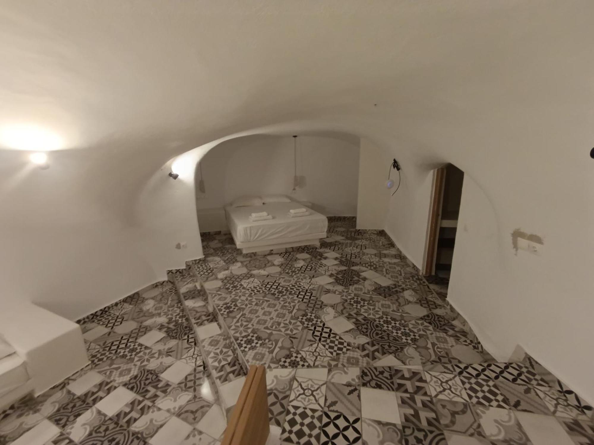 Cycladic Center Cave Rooms Fira  Exterior foto