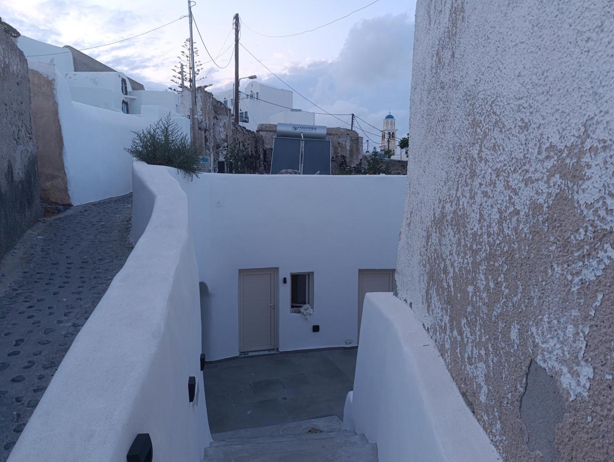 Cycladic Center Cave Rooms Fira  Exterior foto
