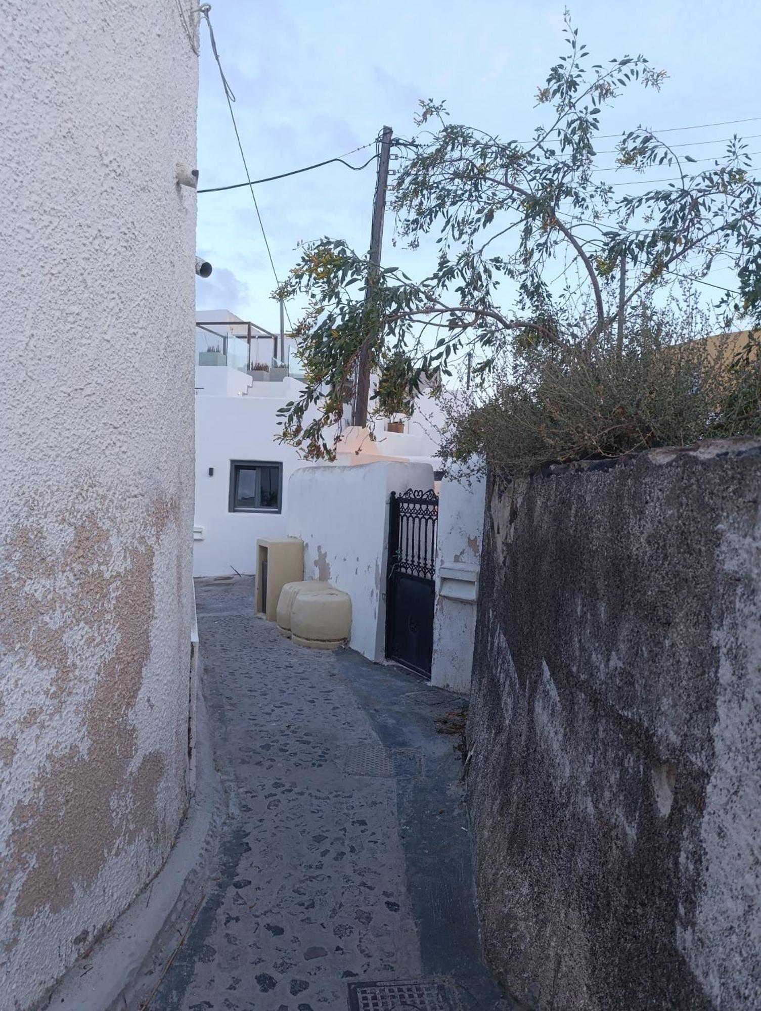 Cycladic Center Cave Rooms Fira  Exterior foto